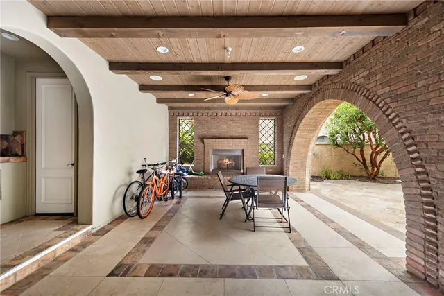 a view of a livingroom with furniture