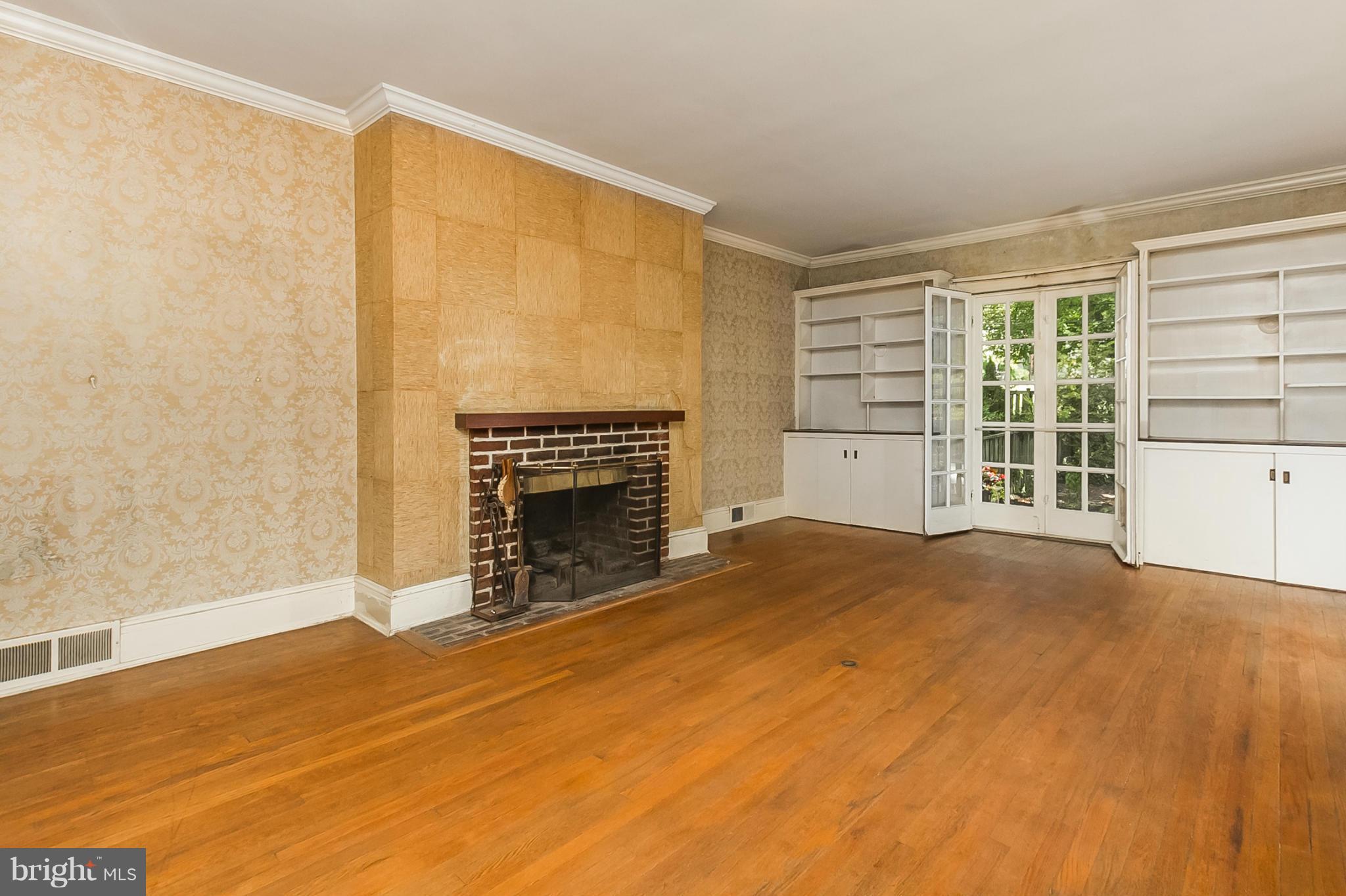 5303 Falls Rd Terrace Baltimore, MD 21210 - Photo 7 of 30 Living Room