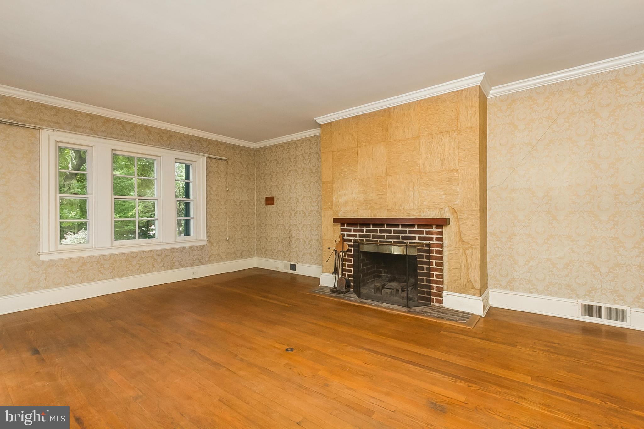 5303 Falls Rd Terrace Baltimore, MD 21210 - Photo 8 of 30 Living Room