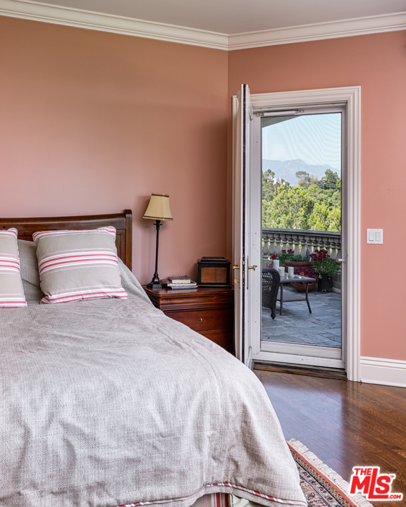 150 Patrician Way Pasadena, CA 91105 - Photo 20 of 43 a bedroom with a bed and a painting on the wall