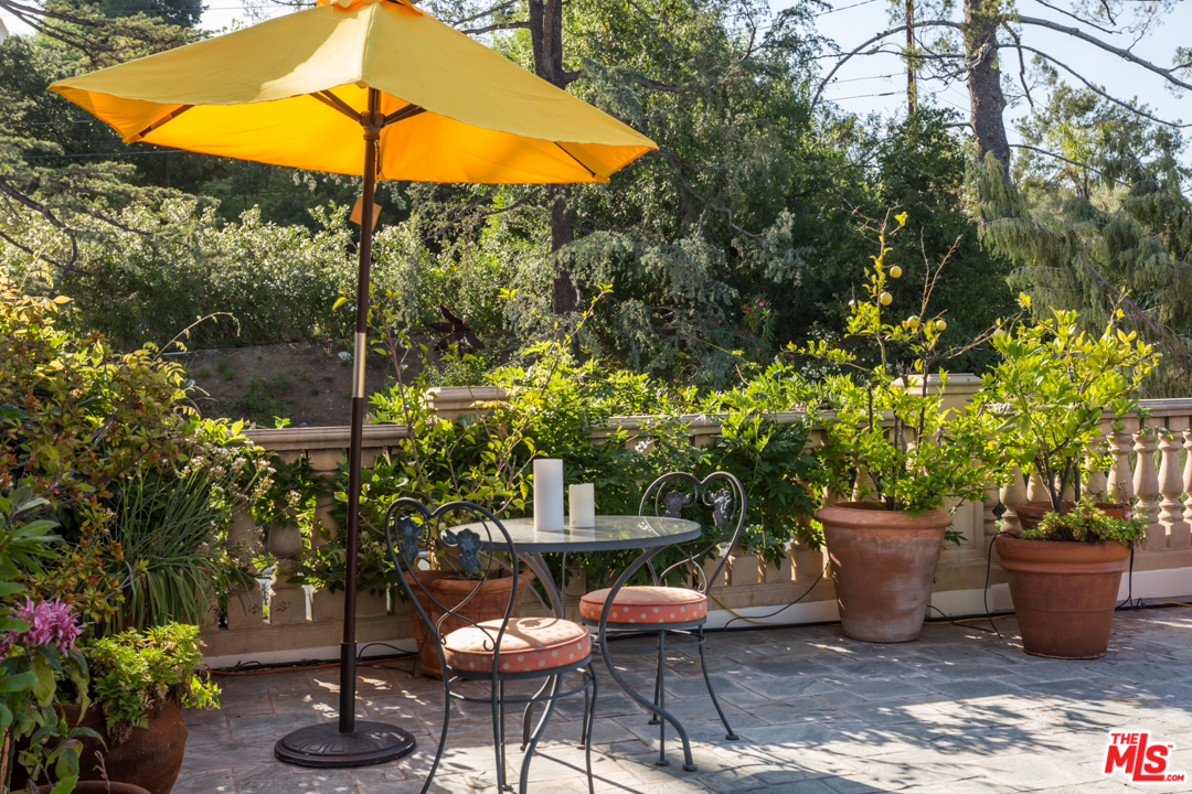 150 Patrician Way Pasadena, CA 91105 - Photo 33 of 43 a view of a tables and chairs under an umbrella