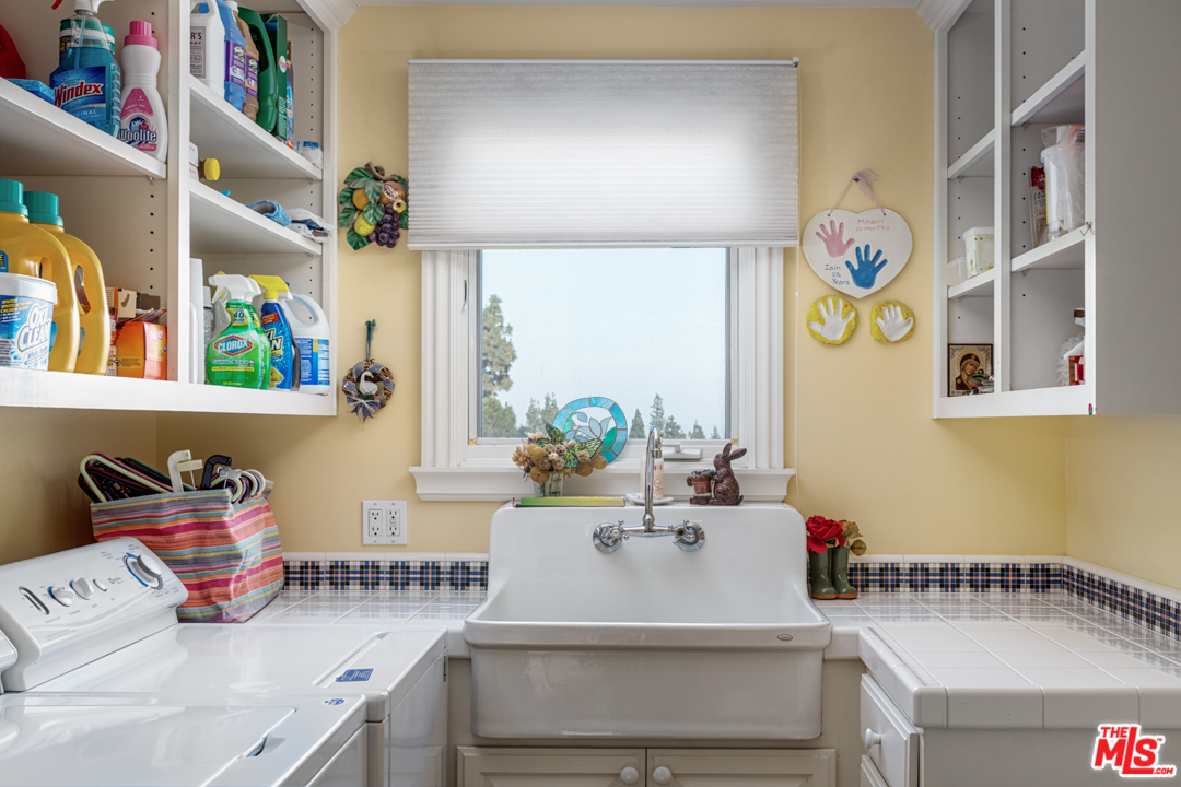 150 Patrician Way Pasadena, CA 91105 - Photo 36 of 43 a bathroom with a sink and a mirror