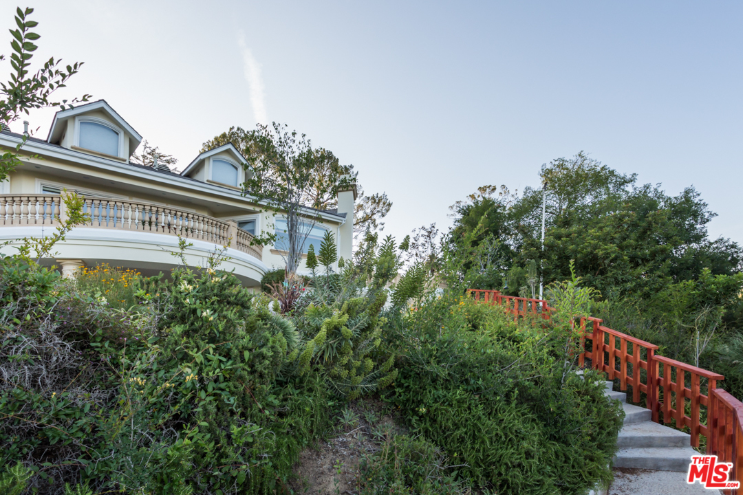 150 Patrician Way Pasadena, CA 91105 - Photo 41 of 43 a view of a building