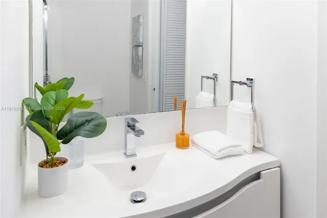 $5,000 | Biscayne Yacht and Country Club, Aventura, FL 33180