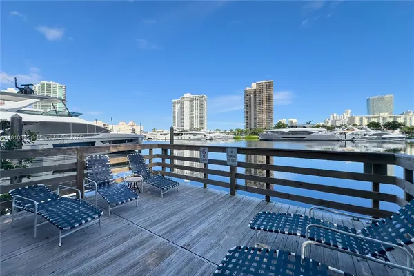 $5,000 | The Yacht Club, Aventura, FL 33180