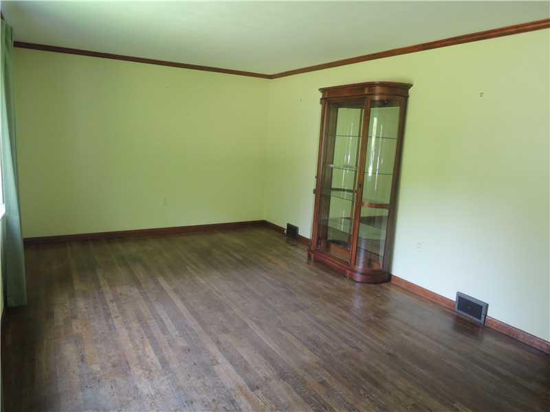 11 River Road Plum, PA 15068 - Photo 3 of 16 Living Room.