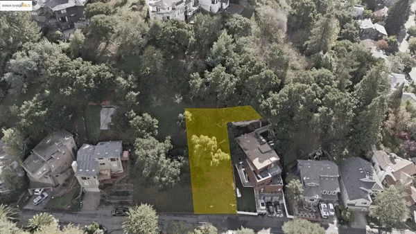 a view of a yard in front of the house