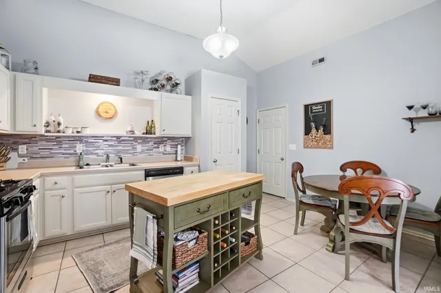 $189,900 | 1918 Beechmont Drive, Fort Wayne, IN 46825