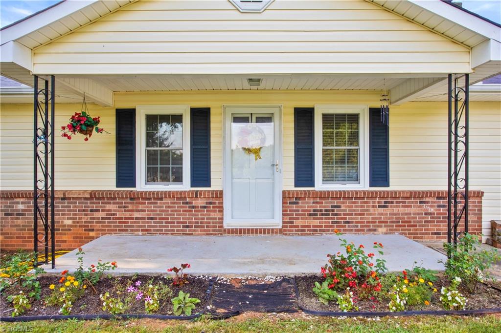 1096 Ralph Boyles Road King, NC 27021 - Photo 4 of 29