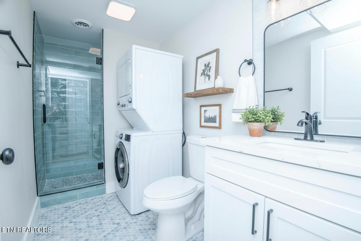 2324 Roundtree Road Knoxville, TN 37923 - Photo 26 of 39 staged-second-bath 1