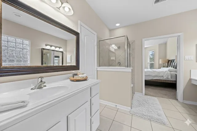 a en suite spacious bathroom with a double vanity sink and a mirror