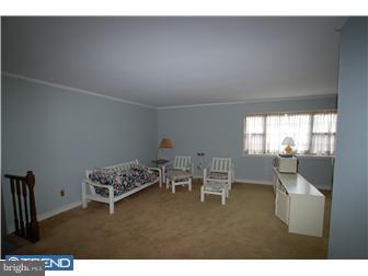 46 Valley Forge Road New Castle, DE 19720 - Photo 3 of 5 Living Room