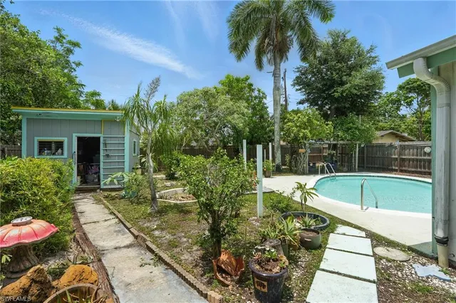 $425,000 | 4011 Coconut Circle South, Naples, FL 34104