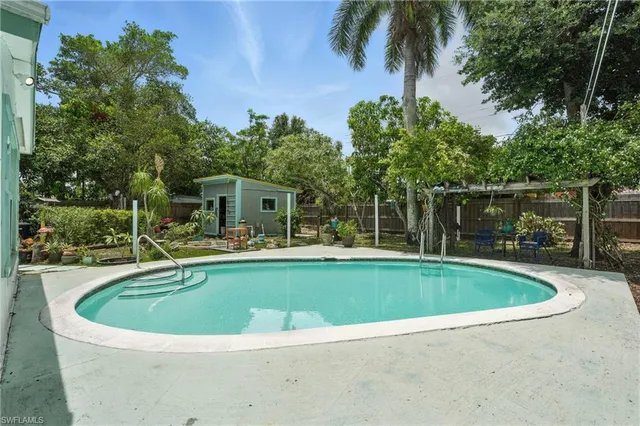 $425,000 | 4011 Coconut Circle South, Naples, FL 34104