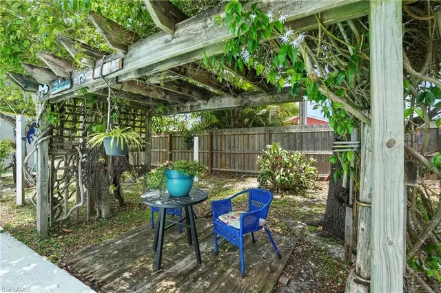 $425,000 | 4011 Coconut Circle South, Naples, FL 34104