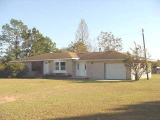 a view of house with a yard