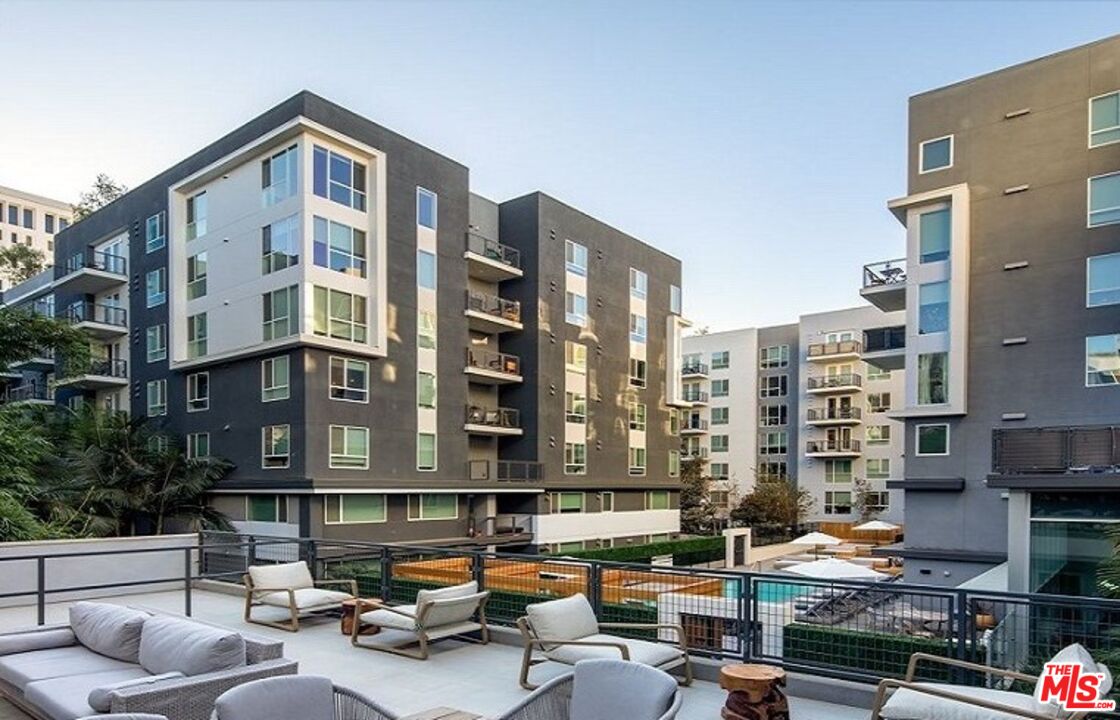 1120 West 6th Street, Unit 2257 Los Angeles, CA 90017 - Photo 23 of 51 a city street filled with lots of tall buildings