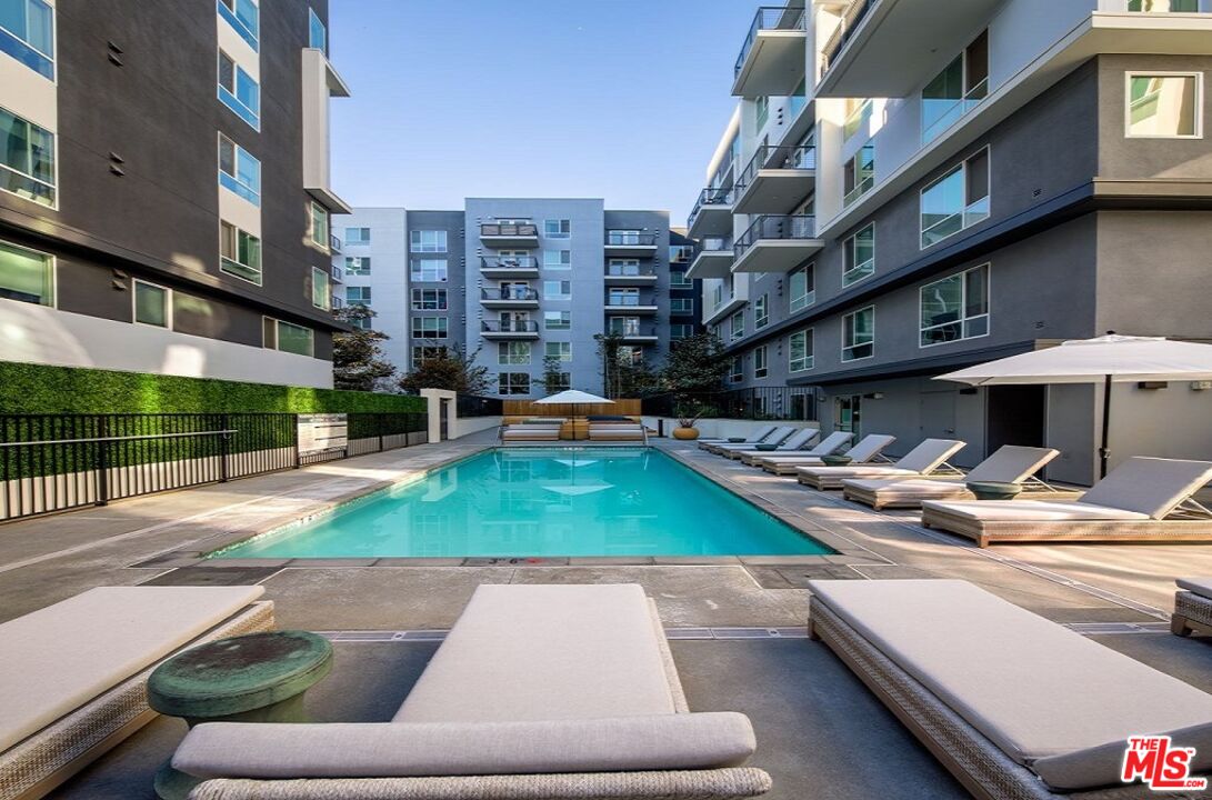 1120 West 6th Street, Unit 2257 Los Angeles, CA 90017 - Photo 31 of 51 a roof deck with table and chairs