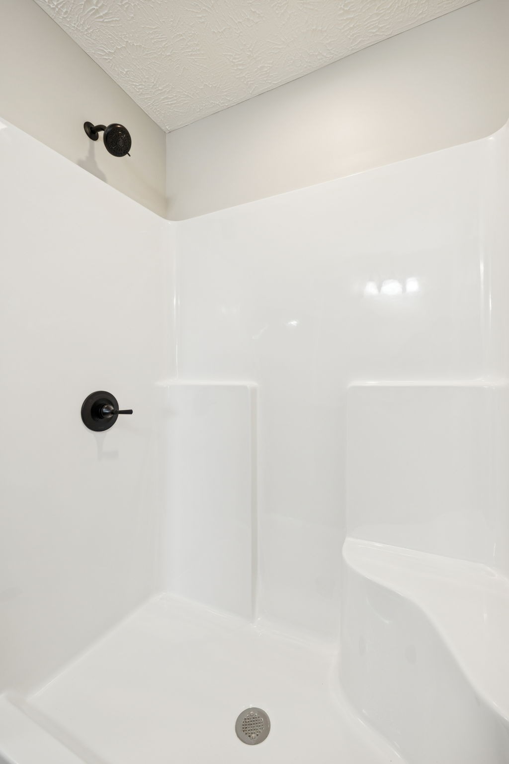 2623 Oak Knob Road Lafayette, TN 37083 - Photo 23 of 36 a bathroom with a shower