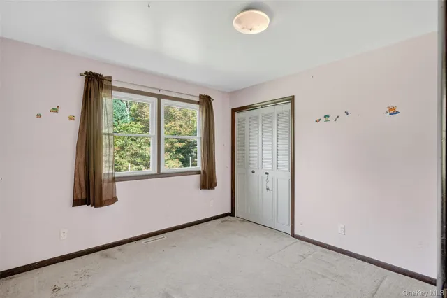 a view of empty room with window