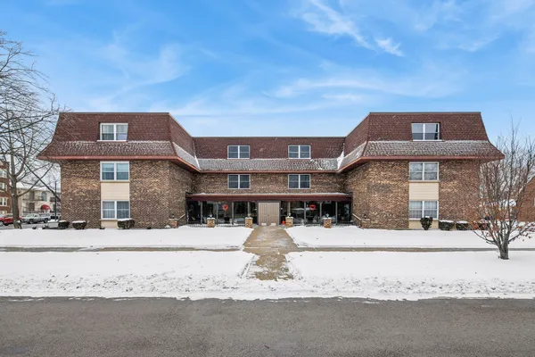 $229,900 | 475 Shenstone Road, Unit 304, Riverside, IL 60546