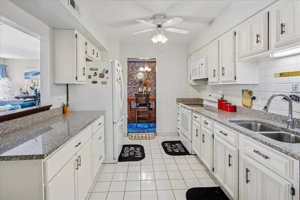 $229,900 | 475 Shenstone Road, Unit 304, Riverside, IL 60546