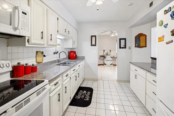 $229,900 | 475 Shenstone Road, Unit 304, Riverside, IL 60546
