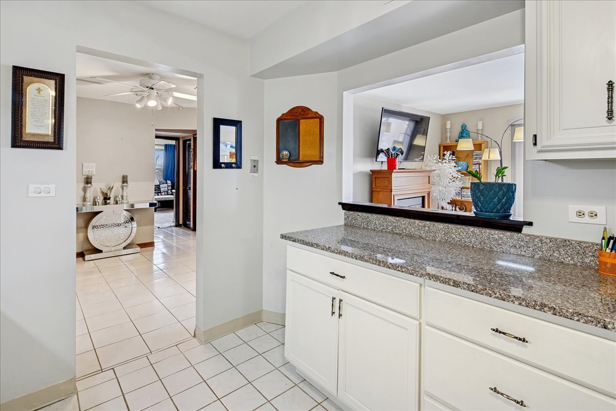 475 Shenstone Road, Unit 304 Riverside, IL 60546 - Photo 13 of 23