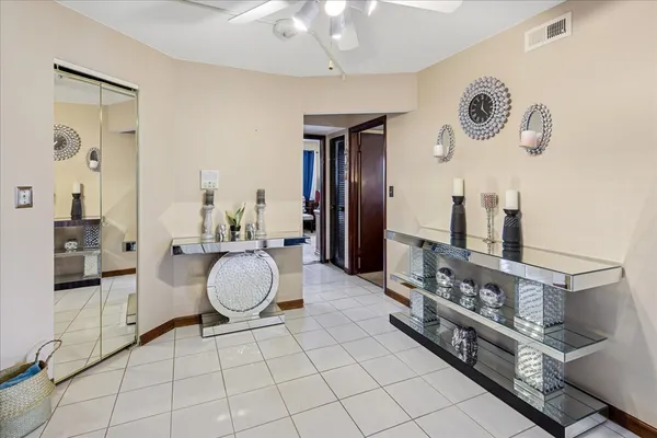 $229,900 | 475 Shenstone Road, Unit 304, Riverside, IL 60546