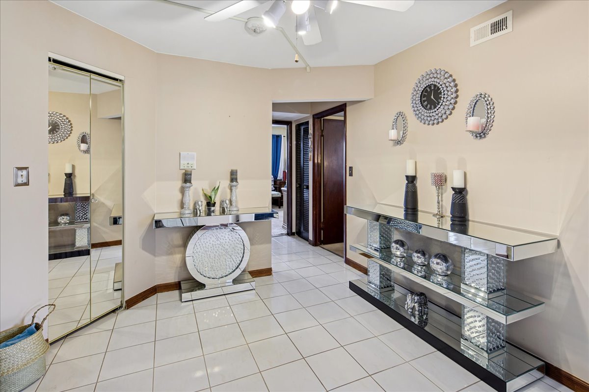 475 Shenstone Road, Unit 304 Riverside, IL 60546 - Photo 14 of 23