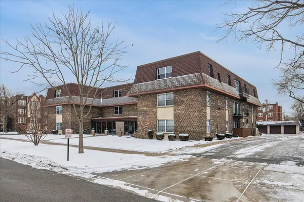 $229,900 | 475 Shenstone Road, Unit 304, Riverside, IL 60546