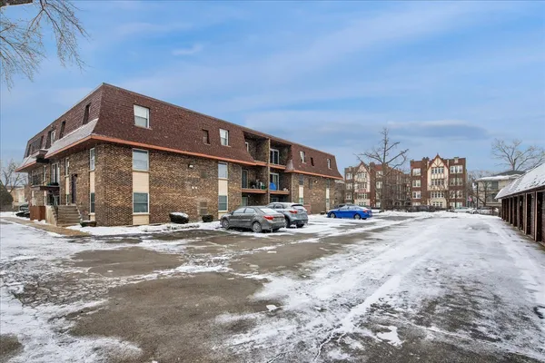 $229,900 | 475 Shenstone Road, Unit 304, Riverside, IL 60546