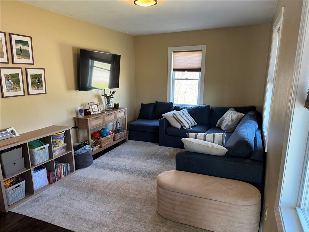 84 Beagle Club Road Washington, PA 15301 - Photo 10 of 31 Spacious living room