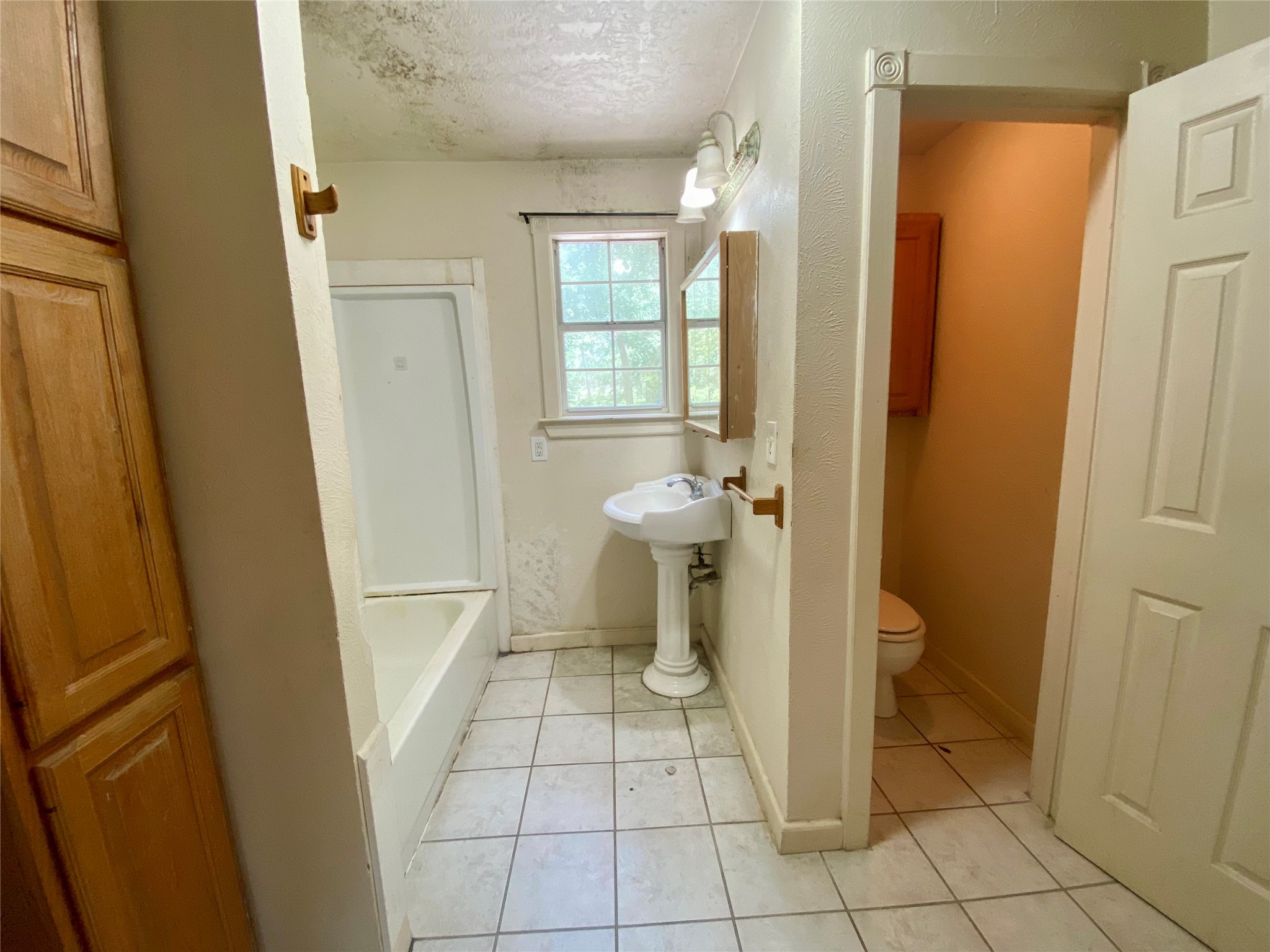 2500 Southline Road Conroe, TX 77384 - Photo 11 of 31 Full bathroom services Bedrooms 2,3 & 4 upstairs