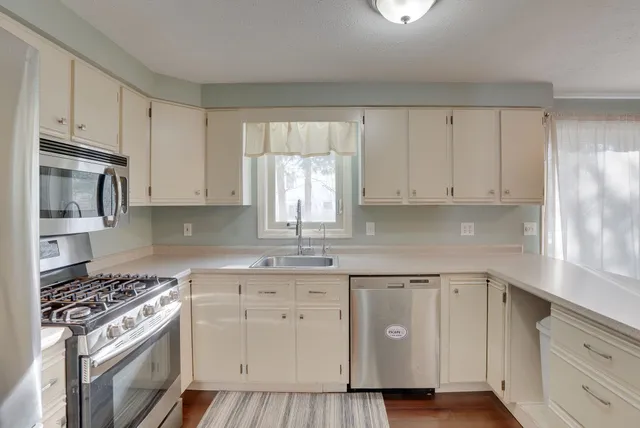 $2,700 | 27 Eastmeadow Way, Manchester, NH 03109