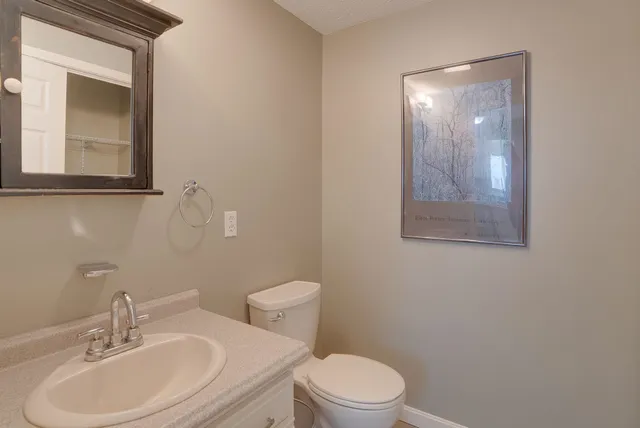 $2,700 | 27 Eastmeadow Way, Manchester, NH 03109