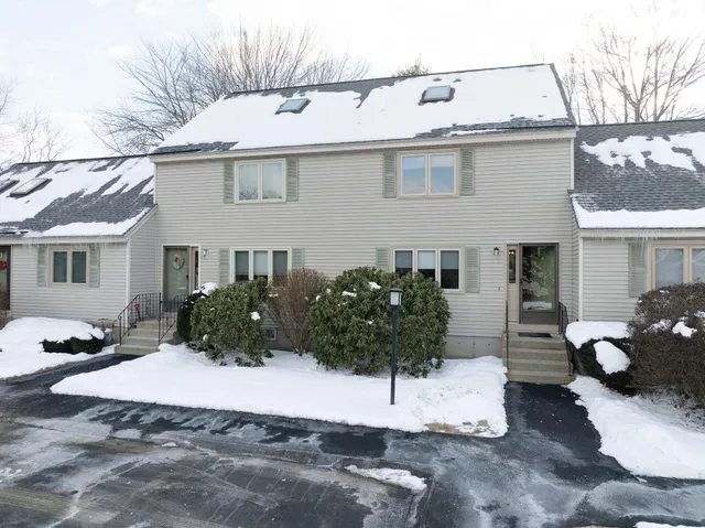 $2,700 | 27 Eastmeadow Way, Manchester, NH 03109