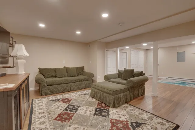 $2,700 | 27 Eastmeadow Way, Manchester, NH 03109