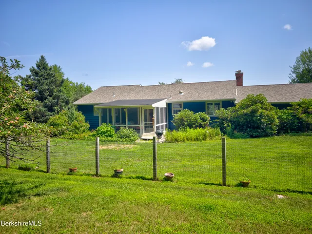 a view of a house with backyard