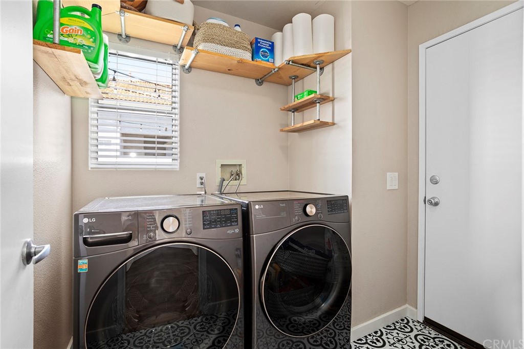 32289 Cercle Beauregard Temecula, CA 92591 - Photo 27 of 45 a utility room with dryer and washer