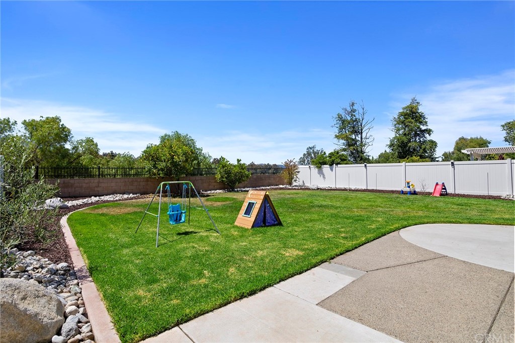 32289 Cercle Beauregard Temecula, CA 92591 - Photo 30 of 45 a view of a garden with swimming pool