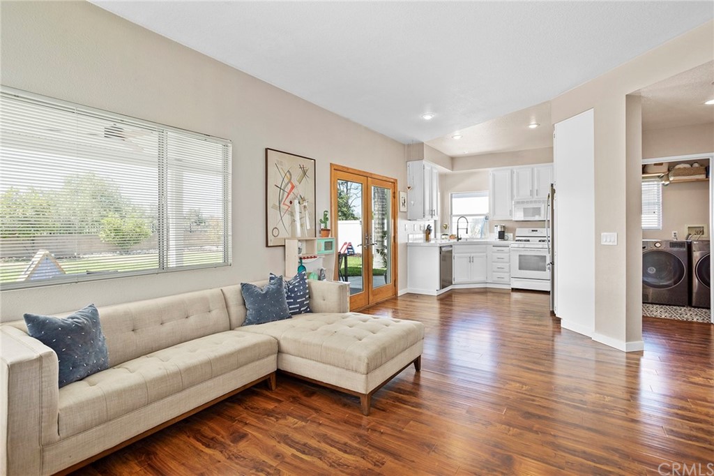 32289 Cercle Beauregard Temecula, CA 92591 - Photo 5 of 45 a living room with furniture and a large window