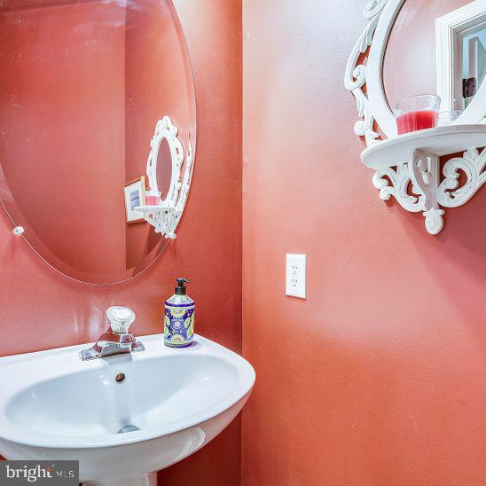 256 Woodard Road Arnold, MD 21012 - Photo 16 of 38 Powder room on mail level