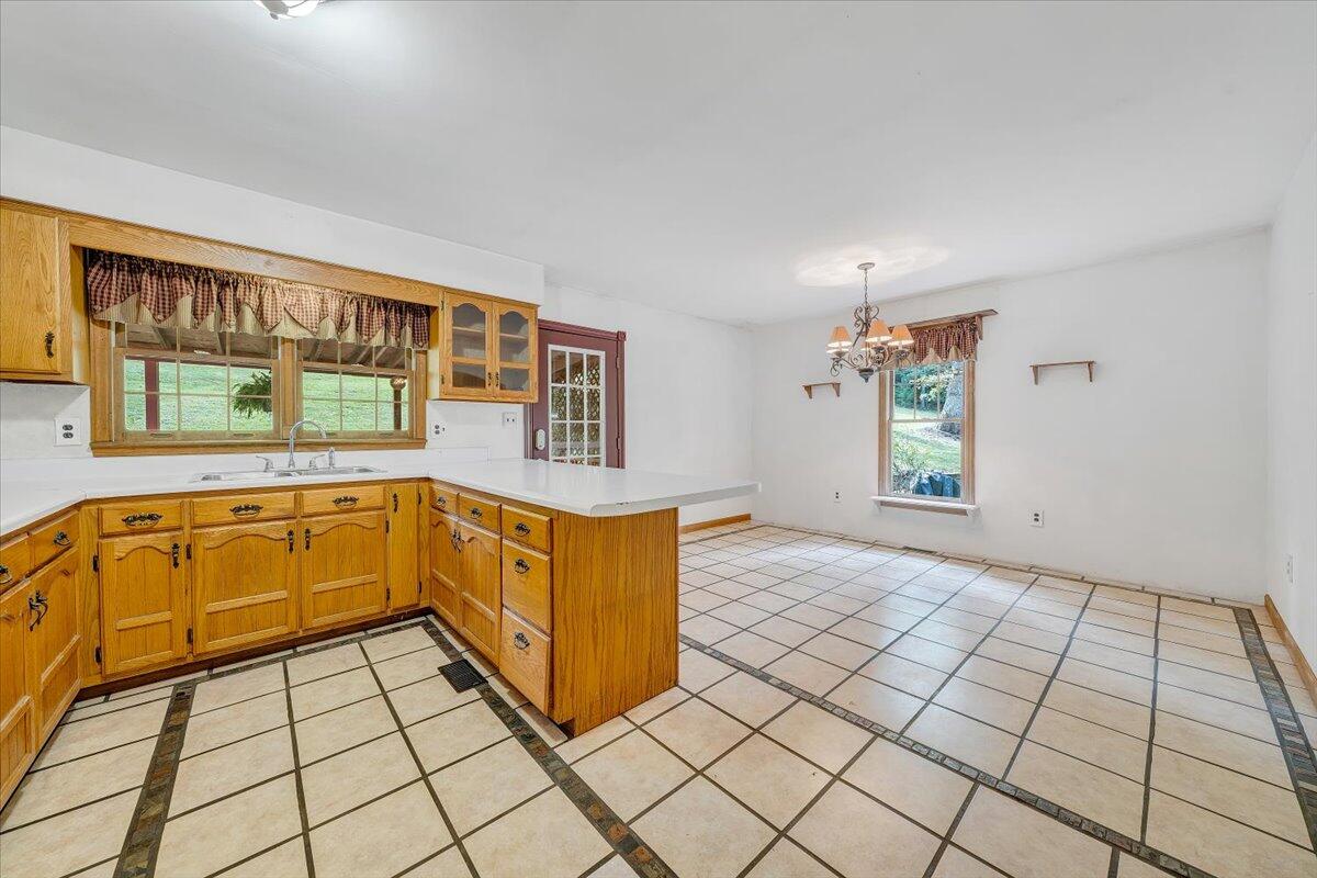 805 Summit Drive Covington, VA 24426 - Photo 15 of 70 15-MIB07880