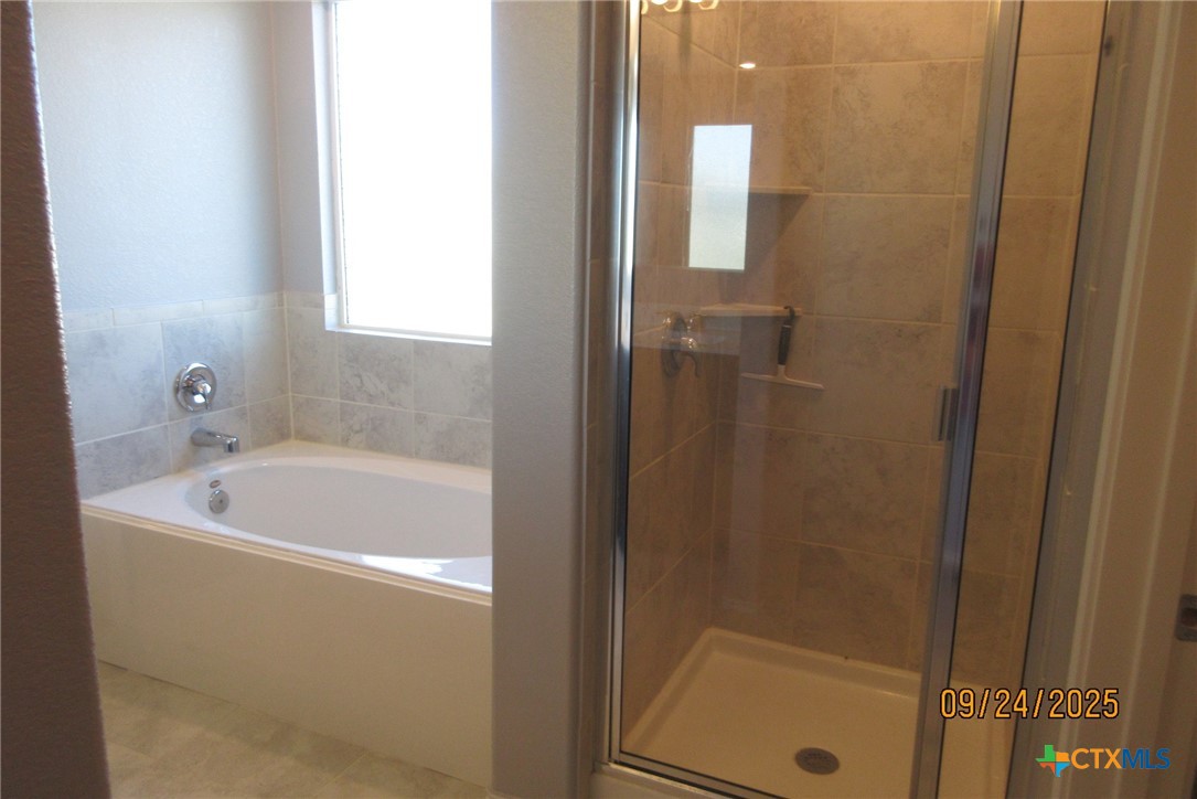 125 Greatest Gift Way Jarrell, TX 76537 - Photo 17 of 24 a bathroom with a bathtub