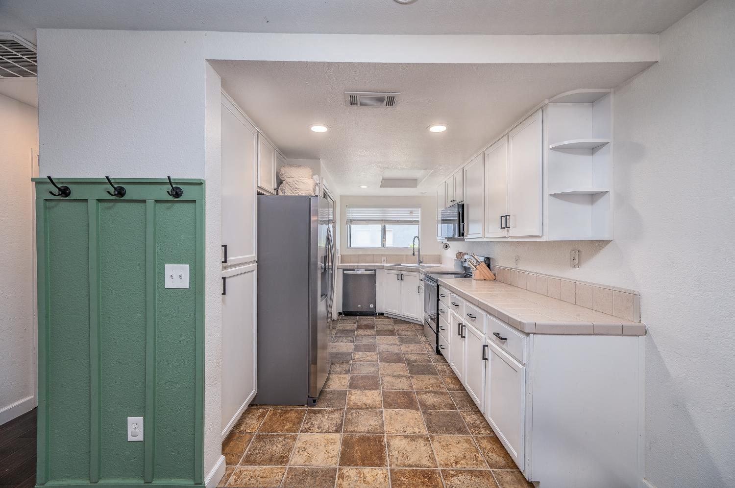 581 Lincoln Avenue, Unit B Modesto, CA 95354 - Photo 8 of 24