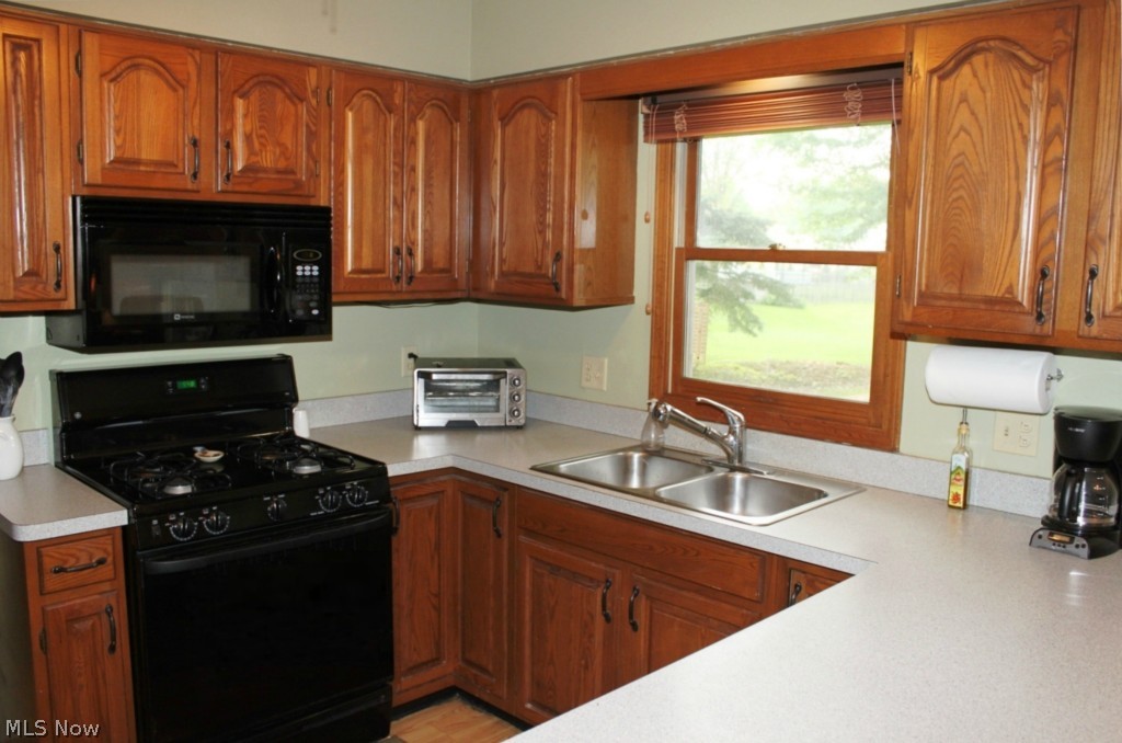 3232 Walter Road Westlake, OH 44145 - Photo 14 of 23 U-Shaped Counter top is great for prepping and serving food!