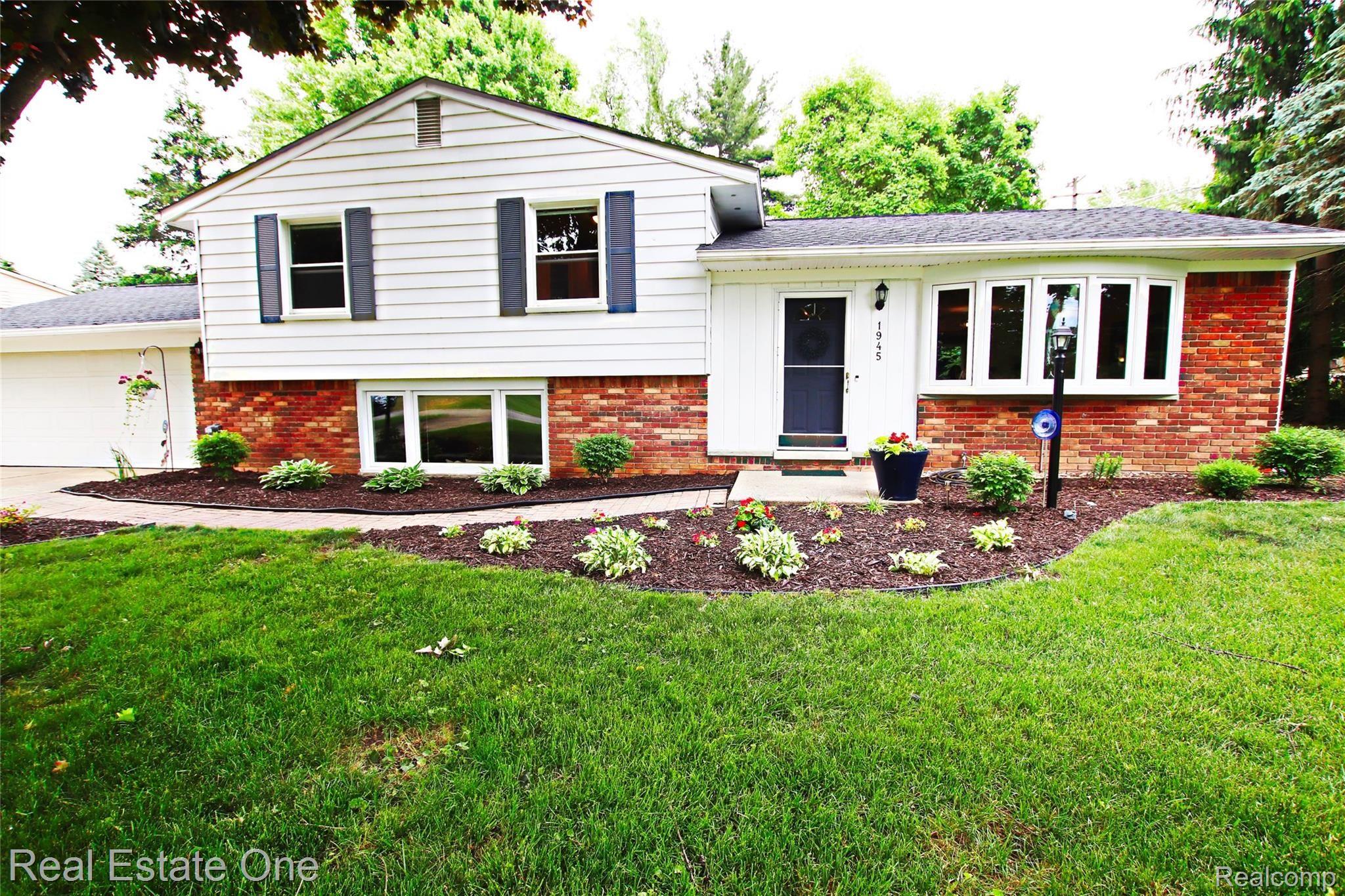 1945 Dawn Ridge Road Walled Lake, MI 48390 - Photo 1 of 46 IMG_2131.jpg