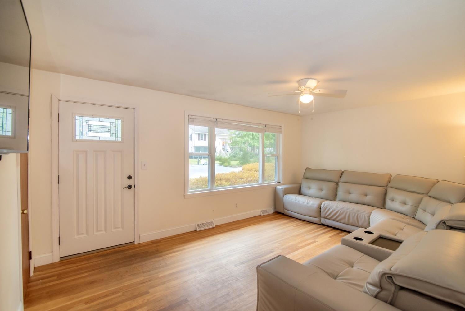 6 Edgewood Street Derry, NH 03038 - Photo 3 of 17 Gallery Image 3