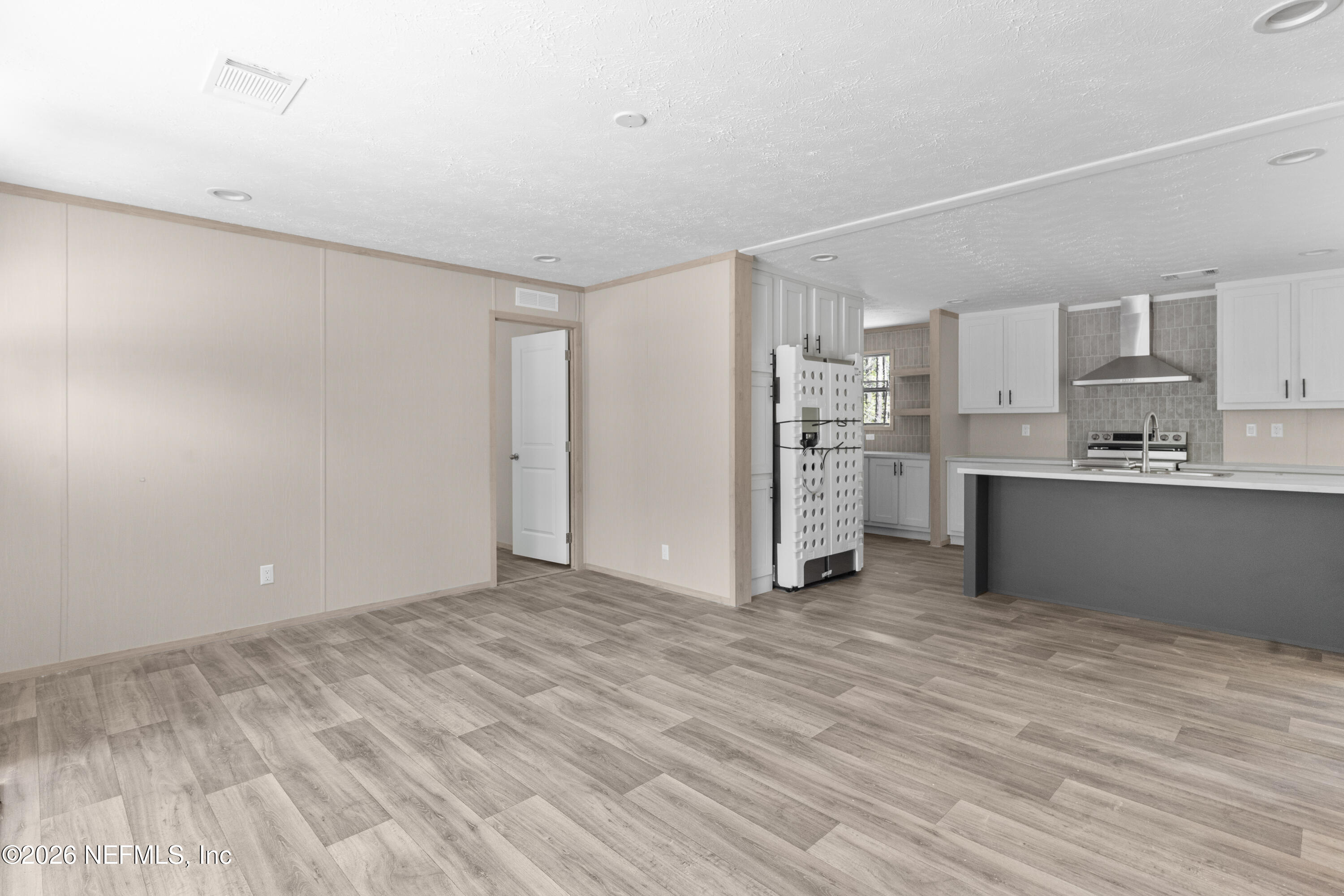 10101 Co Road Sanderson, FL 32087 - Photo 5 of 10 Living Room/Kitchen